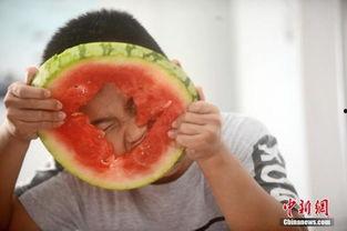 小孩吃黑瓜,孩子眼中的奇妙食趣之旅